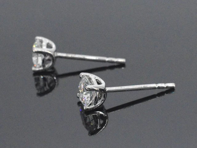 Witgouden solitair oorbellen met briljant geslepen diamanten 1.00 carat - afbeelding 5 van  7