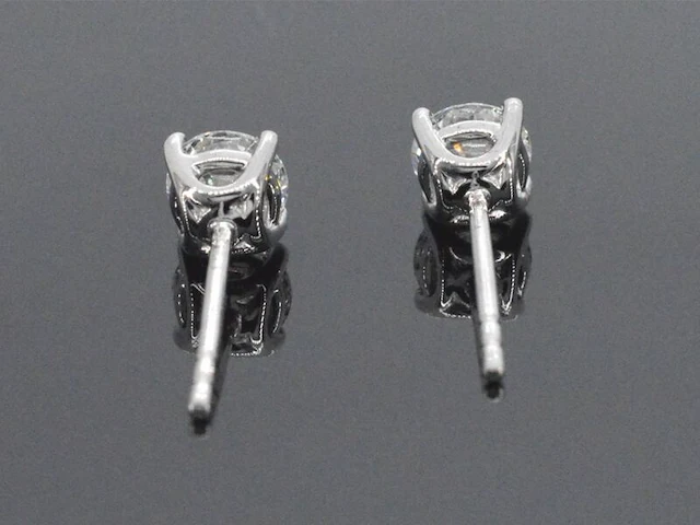 Witgouden solitair oorbellen met briljant geslepen diamanten 1.00 carat - afbeelding 6 van  7