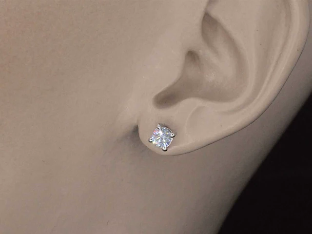 Witgouden solitair oorbellen met briljant geslepen diamanten van 0.67 carat - afbeelding 2 van  8