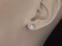 Witgouden solitair oorbellen met briljant geslepen diamanten van 0.67 carat - afbeelding 2 van  8