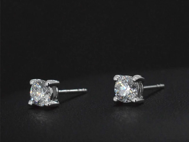 Witgouden solitair oorbellen met briljant geslepen diamanten van 0.67 carat - afbeelding 4 van  8