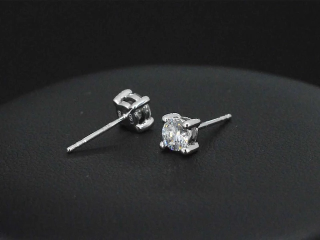 Witgouden solitair oorbellen met briljant geslepen diamanten van 0.67 carat - afbeelding 5 van  8
