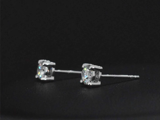 Witgouden solitair oorbellen met briljant geslepen diamanten van 0.67 carat - afbeelding 6 van  8