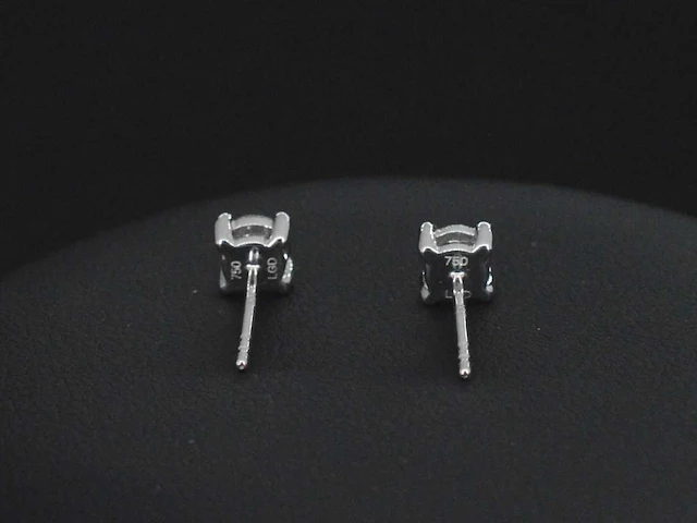Witgouden solitair oorbellen met briljant geslepen diamanten van 0.67 carat - afbeelding 7 van  8