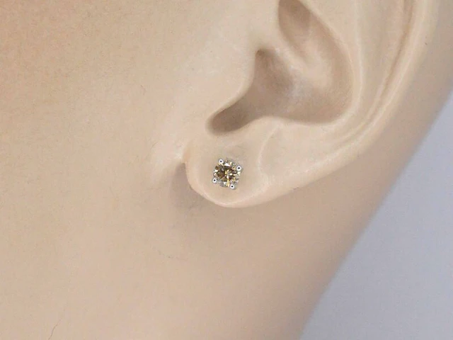 Witgouden solitair oorbellen met cognac diamanten - afbeelding 2 van  9