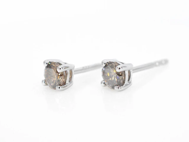 Witgouden solitair oorbellen met cognac diamanten - afbeelding 3 van  9