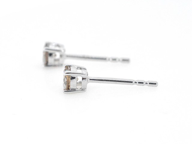 Witgouden solitair oorbellen met cognac diamanten - afbeelding 4 van  9