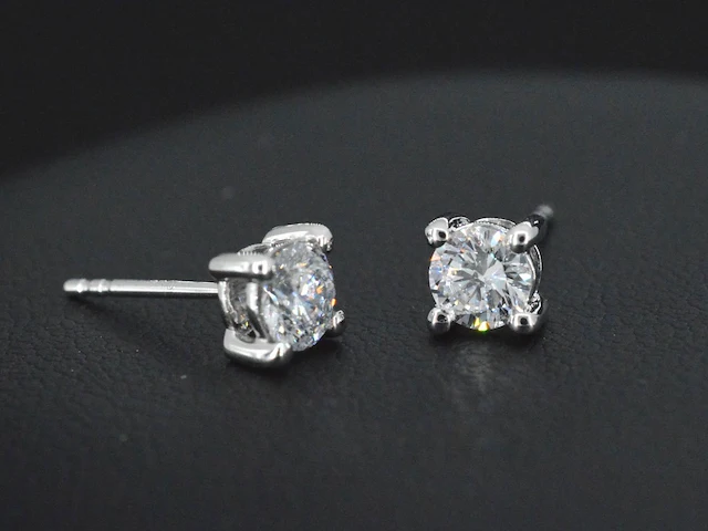 Witgouden solitair oorbellen met diamant 0.68 carat - afbeelding 1 van  8