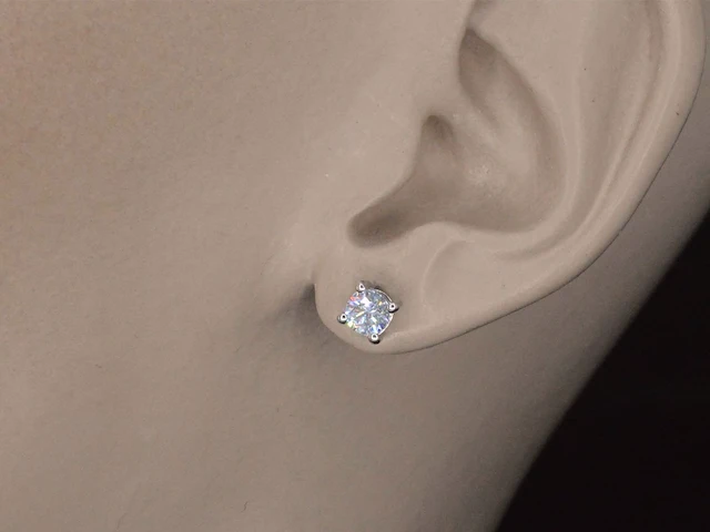 Witgouden solitair oorbellen met diamant 0.68 carat - afbeelding 2 van  8
