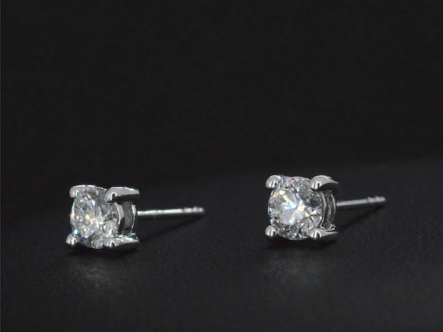Witgouden solitair oorbellen met diamant 0.68 carat - afbeelding 4 van  8