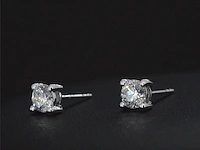 Witgouden solitair oorbellen met diamant 0.68 carat - afbeelding 4 van  8