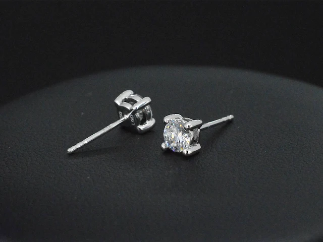 Witgouden solitair oorbellen met diamant 0.68 carat - afbeelding 5 van  8