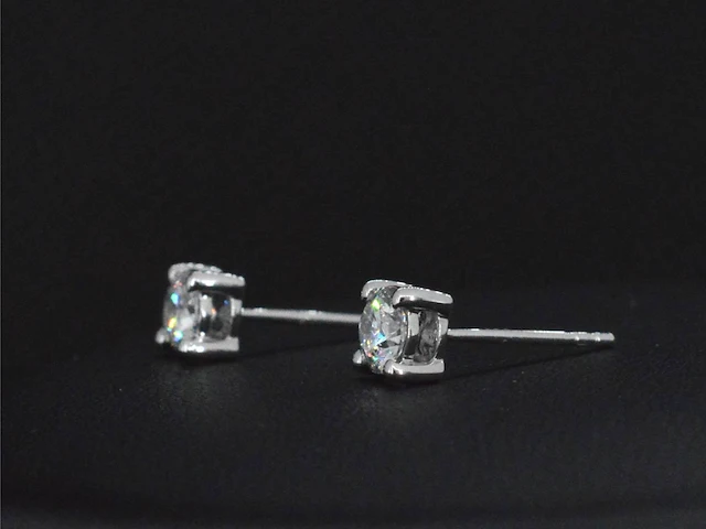 Witgouden solitair oorbellen met diamant 0.68 carat - afbeelding 6 van  8