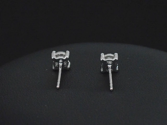 Witgouden solitair oorbellen met diamant 0.68 carat - afbeelding 7 van  8