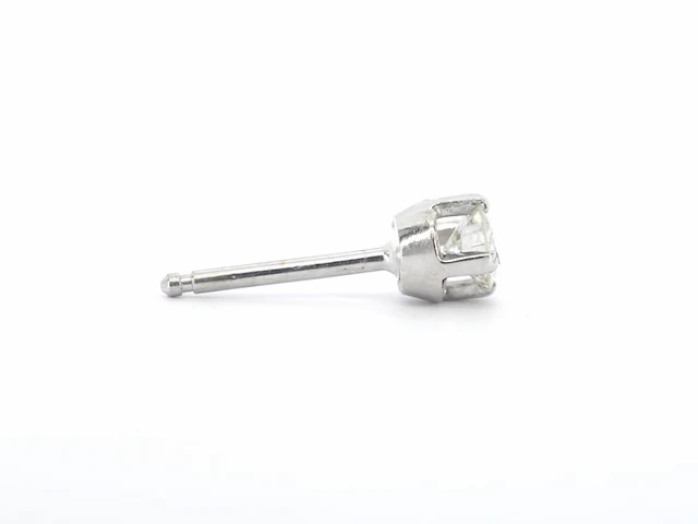 Witgouden solitair oorbellen met diamanten - afbeelding 8 van  11