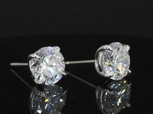 Witgouden solitair oorbellen met diamanten - afbeelding 1 van  11
