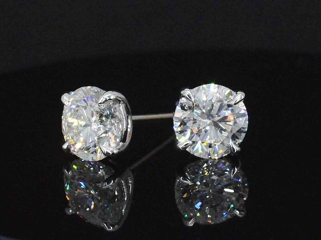 Witgouden solitair oorbellen met diamanten - afbeelding 5 van  11