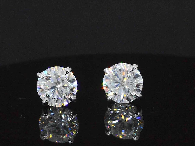 Witgouden solitair oorbellen met diamanten - afbeelding 8 van  11