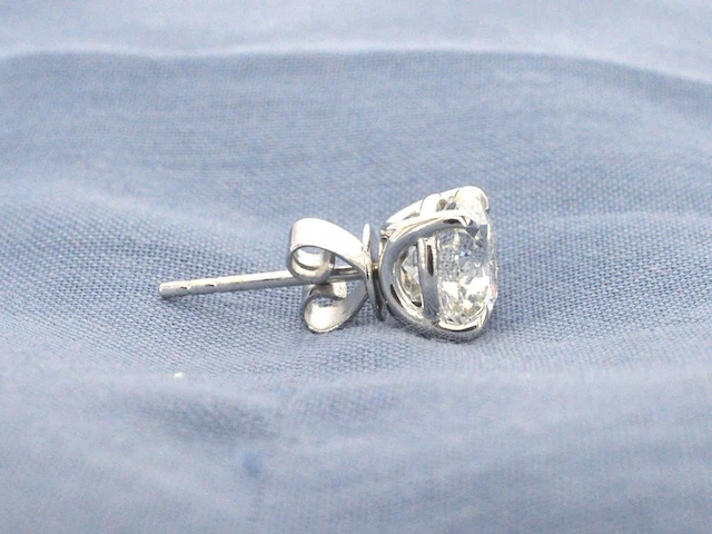 Witgouden solitair oorbellen van zeer hoge kwaliteit 4.00 carat totaal met hrd certificaten - afbeelding 15 van  15
