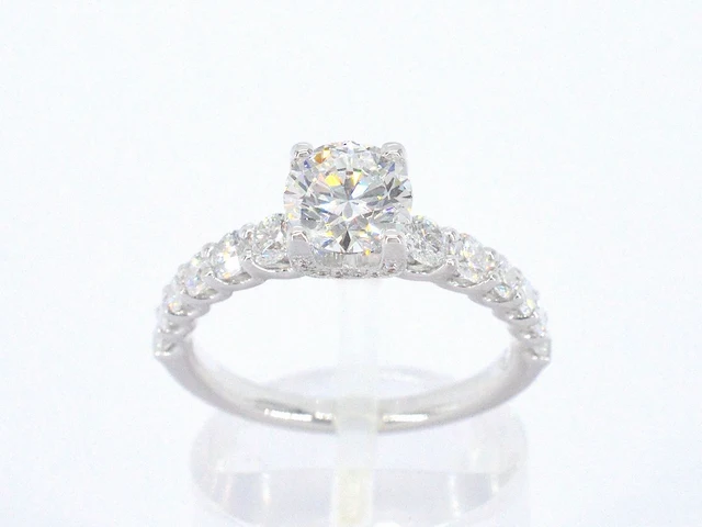 Witgouden solitair ring met 1.00 carat briljant geslepen middensteen en briljant diamanten - afbeelding 2 van  9