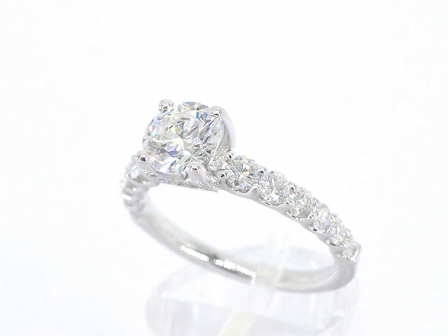 Witgouden solitair ring met 1.00 carat briljant geslepen middensteen en briljant diamanten - afbeelding 3 van  9