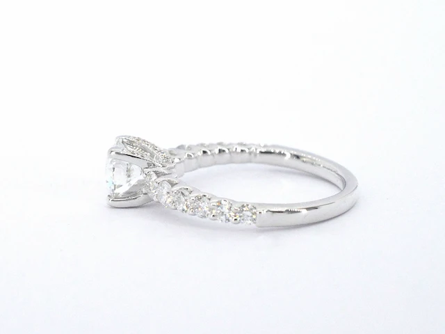 Witgouden solitair ring met 1.00 carat briljant geslepen middensteen en briljant diamanten - afbeelding 4 van  9