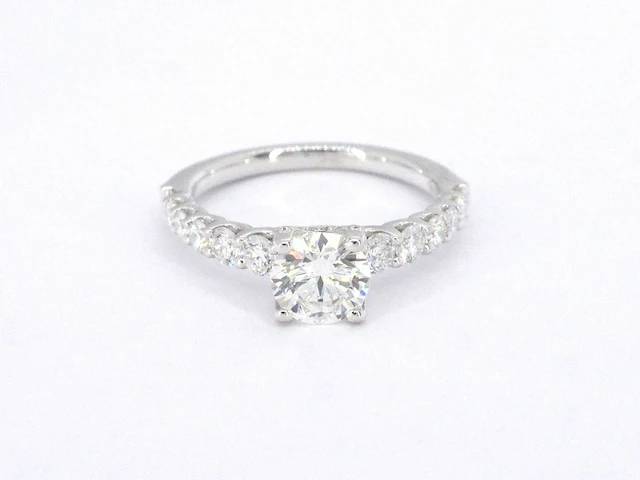 Witgouden solitair ring met 1.00 carat briljant geslepen middensteen en briljant diamanten - afbeelding 5 van  9
