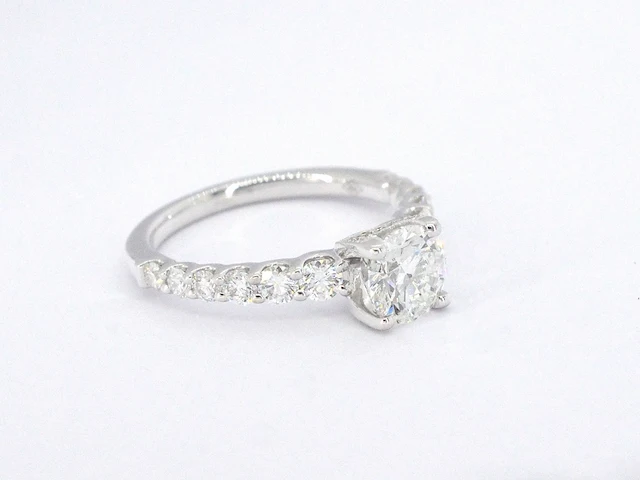 Witgouden solitair ring met 1.00 carat briljant geslepen middensteen en briljant diamanten - afbeelding 6 van  9