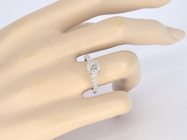 Witgouden solitair ring met 1.00 carat briljant geslepen middensteen en briljant diamanten - afbeelding 7 van  9