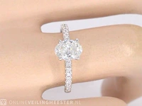 Witgouden solitair ring met 1.00 carat ovaal geslepen diamant en briljant diamanten - afbeelding 9 van  10