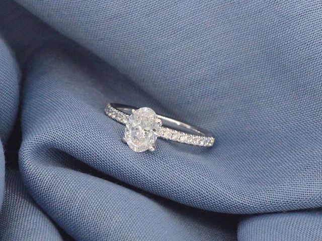 Witgouden solitair ring met 1.00 carat ovaal geslepen diamant en briljant geslepen diamanten - afbeelding 1 van  10