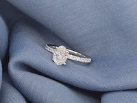 Witgouden solitair ring met 1.00 carat ovaal geslepen diamant en briljant geslepen diamanten - afbeelding 1 van  10