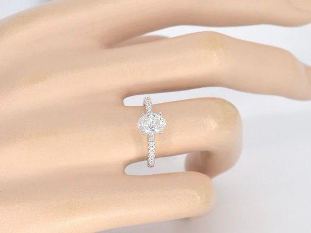Witgouden solitair ring met 1.00 carat ovaal geslepen diamant en briljant geslepen diamanten - afbeelding 3 van  10