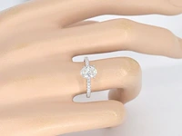 Witgouden solitair ring met 1.00 carat ovaal geslepen diamant en briljant geslepen diamanten - afbeelding 3 van  10