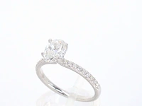 Witgouden solitair ring met 1.00 carat ovaal geslepen diamant en briljant geslepen diamanten - afbeelding 4 van  10