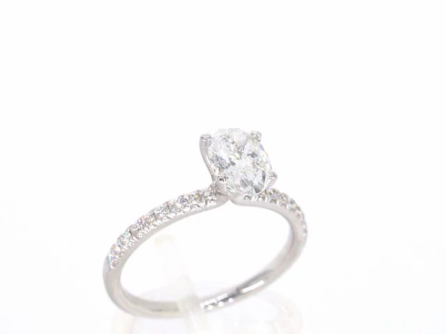 Witgouden solitair ring met 1.00 carat ovaal geslepen diamant en briljant geslepen diamanten - afbeelding 5 van  10