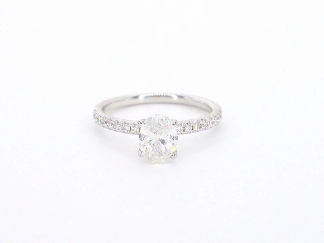 Witgouden solitair ring met 1.00 carat ovaal geslepen diamant en briljant geslepen diamanten - afbeelding 6 van  10