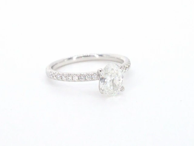 Witgouden solitair ring met 1.00 carat ovaal geslepen diamant en briljant geslepen diamanten - afbeelding 8 van  10