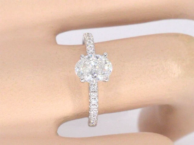 Witgouden solitair ring met 1.00 carat ovaal geslepen diamant en briljant geslepen diamanten - afbeelding 9 van  10