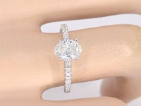 Witgouden solitair ring met 1.00 carat ovaal geslepen diamant en briljant geslepen diamanten - afbeelding 9 van  10