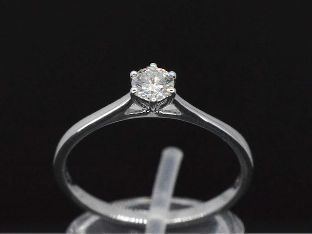 Witgouden solitair ring met een briljant geslepen diamant van 0.24 carat - afbeelding 1 van  9