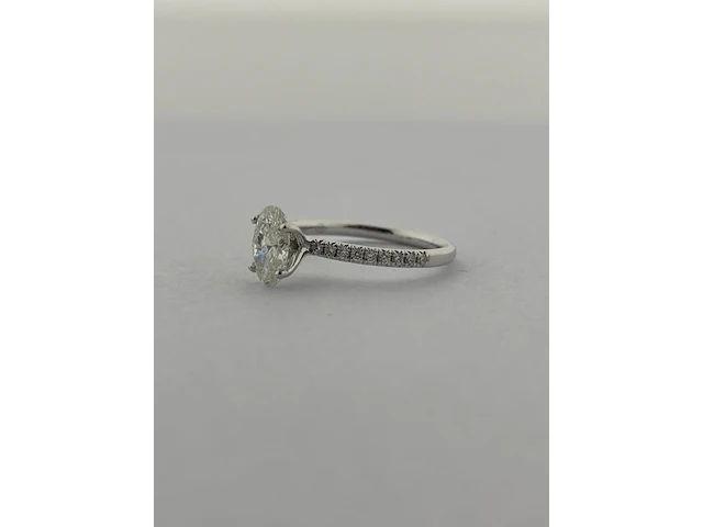 Witgouden solitair ring met ovaal geslepen diamant en briljant diamanten ( igi gecertificeerd ) - afbeelding 4 van  10