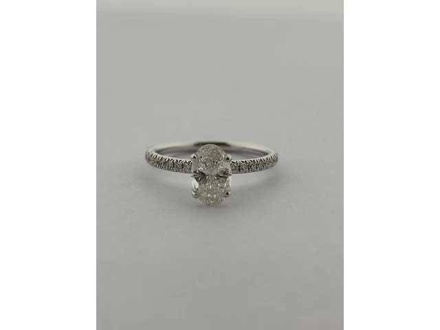 Witgouden solitair ring met ovaal geslepen diamant en briljant diamanten ( igi gecertificeerd ) - afbeelding 5 van  10