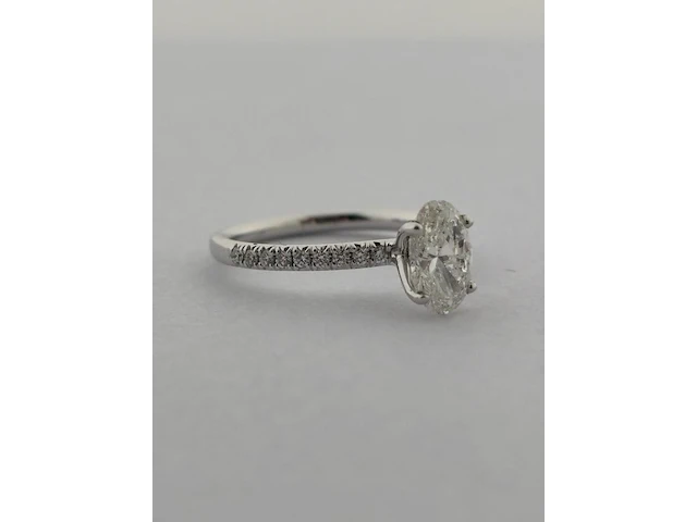 Witgouden solitair ring met ovaal geslepen diamant en briljant diamanten ( igi gecertificeerd ) - afbeelding 6 van  10