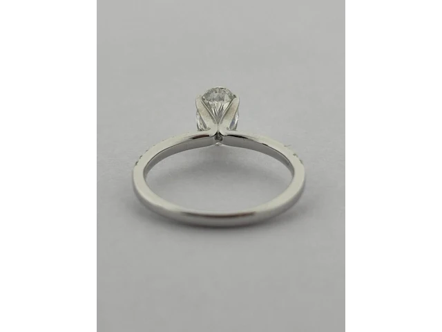 Witgouden solitair ring met ovaal geslepen diamant en briljant diamanten ( igi gecertificeerd ) - afbeelding 8 van  10