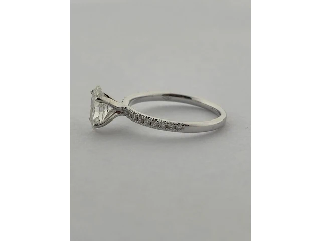 Witgouden solitair ring met ovaal geslepen diamant en briljant diamanten ( igi gecertificeerd ) - afbeelding 9 van  10