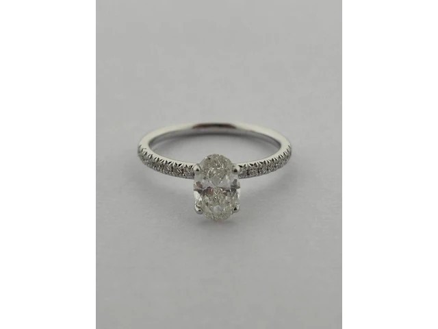 Witgouden solitair ring met ovaal geslepen diamant en briljant diamanten ( igi gecertificeerd ) - afbeelding 1 van  11