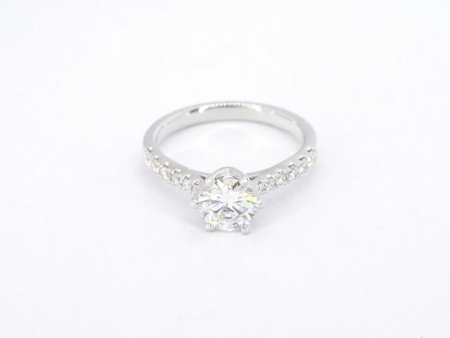 Witgouden solitair ring met totaal 1.35 carat natuurlijke diamanten met hrd certificaat - afbeelding 6 van  9