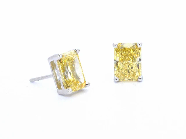 Witgouden solitaire oorbellen met gele kussenvorm geslepen diamanten van totaal 4.21 carat - afbeelding 4 van  12