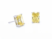 Witgouden solitaire oorbellen met gele kussenvorm geslepen diamanten van totaal 4.21 carat - afbeelding 4 van  12